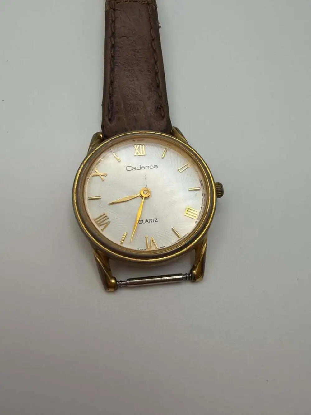 Cadence Quartz Analog Wristwatch with Gold-Tone Case and Leather Strap